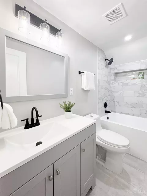 Bath - 3907 Watterson Rd, Fairfax, OH 45227 photo 8 of 12
