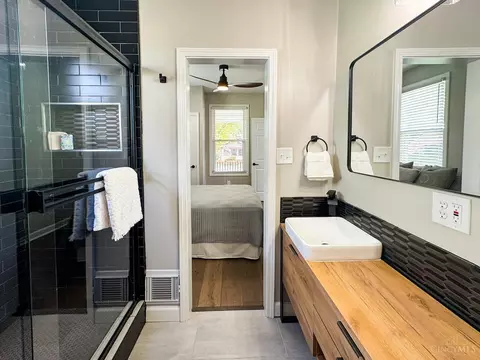 Bath - 3907 Watterson Rd, Fairfax, OH 45227 photo 4 of 12