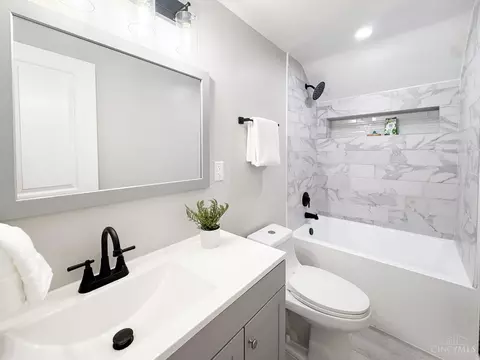 Bath - 3907 Watterson Rd, Fairfax, OH 45227 photo 7 of 12