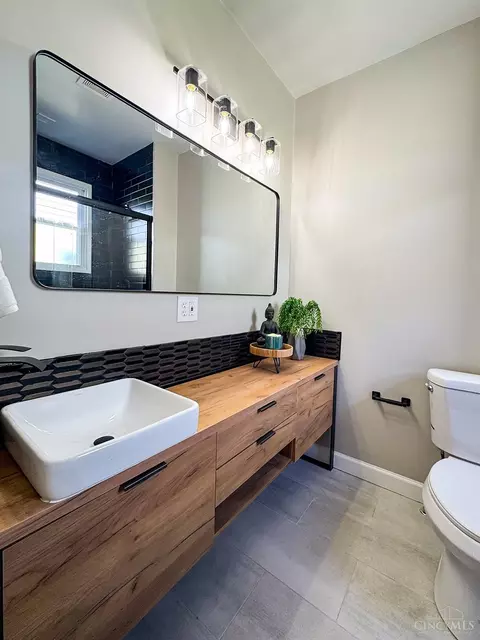 Bath - 3907 Watterson Rd, Fairfax, OH 45227 photo 3 of 12