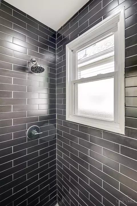 Bath - 3907 Watterson Rd, Fairfax, OH 45227 photo 5 of 12