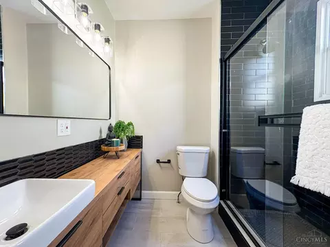 Bath - 3907 Watterson Rd, Fairfax, OH 45227 photo 2 of 12