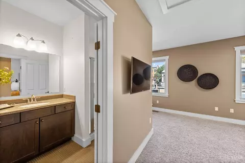 Entry Way - 1412 Pleasant St, Cincinnati, OH 45202 photo 4 of 11