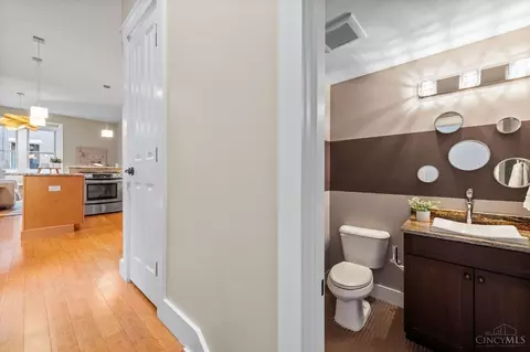 Entry Way - 1412 Pleasant St, Cincinnati, OH 45202 photo 2 of 11