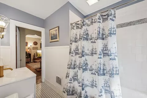 Bath - 3650 Epworth Ave, Cincinnati, OH 45211 photo 3 of 5