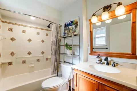 Bath - 2522 Ranchvale Dr, Cincinnati, OH 45230 photo 1 of 2