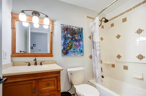 Bath - 2522 Ranchvale Dr, Cincinnati, OH 45230 photo 2 of 2