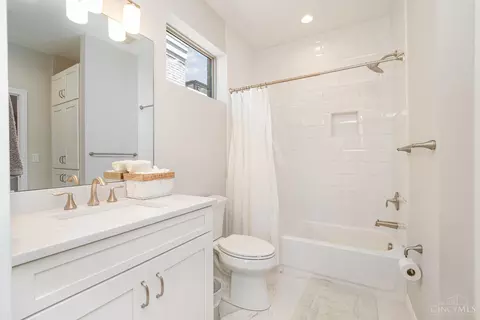 Bath - 533 Ringgold St, Cincinnati, OH 45202 photo 3 of 4