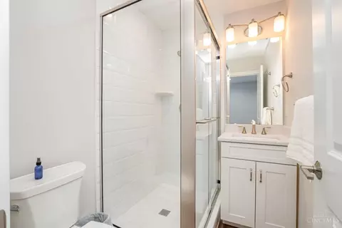 Bath - 533 Ringgold St, Cincinnati, OH 45202 photo 4 of 4