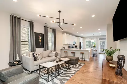 Living - 533 Ringgold St, Cincinnati, OH 45202 photo 2 of 2