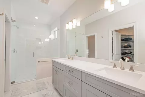 Bath - 533 Ringgold St, Cincinnati, OH 45202 photo 2 of 4