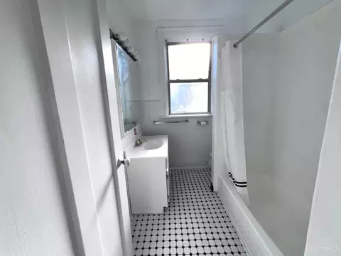 Bath - 3896 Reading Rd #Q, Cincinnati, OH 45229 photo 1 of 1