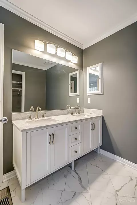 916 Surrey Trl, Cincinnati, OH 45245 photo 40
