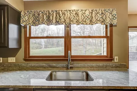 916 Surrey Trl, Cincinnati, OH 45245 photo 16