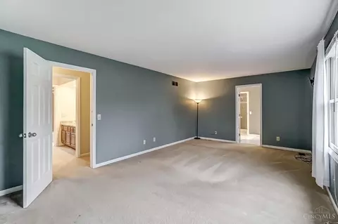 916 Surrey Trl, Cincinnati, OH 45245 photo 33