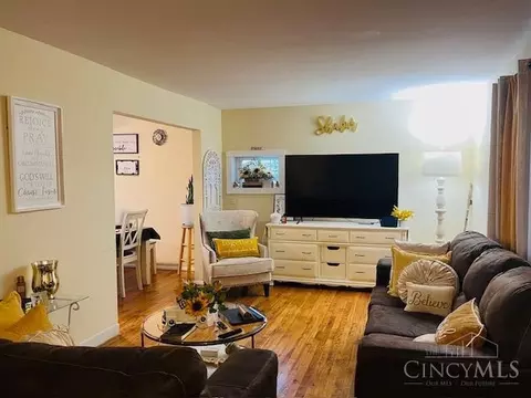 1327 Meredith Dr, Cincinnati, OH 45231 photo 2