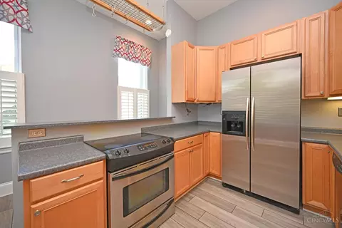 Kitchen - 208 Oak St, Cincinnati, OH 45219 photo 5 of 6