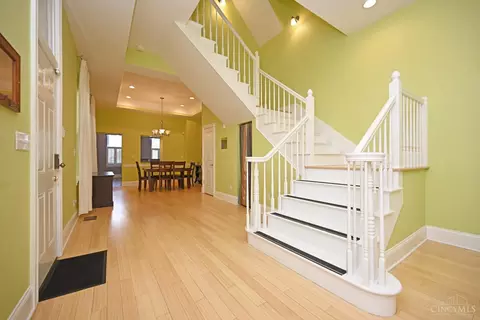 Entry Way - 208 Oak St, Cincinnati, OH 45219 photo 2 of 6