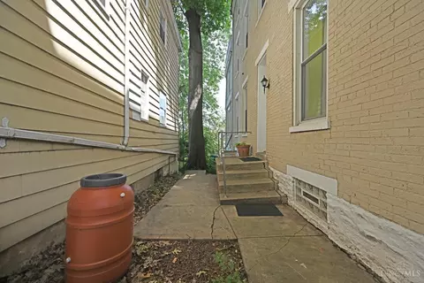 Exterior - 208 Oak St, Cincinnati, OH 45219 photo 11 of 11