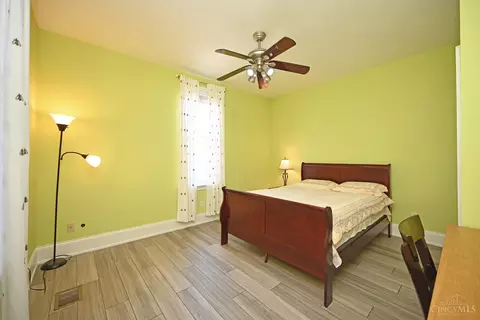 Bedroom - 208 Oak St, Cincinnati, OH 45219 photo 1 of 9