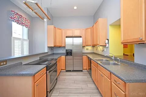 Kitchen - 208 Oak St, Cincinnati, OH 45219 photo 1 of 6