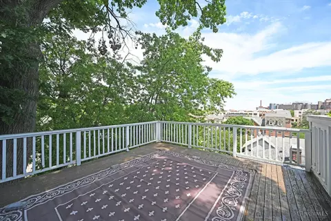 Exterior - 208 Oak St, Cincinnati, OH 45219 photo 9 of 11