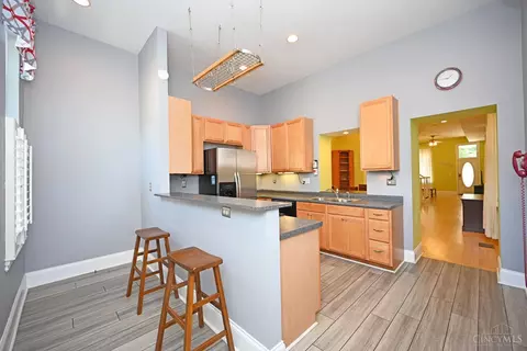Kitchen - 208 Oak St, Cincinnati, OH 45219 photo 2 of 6
