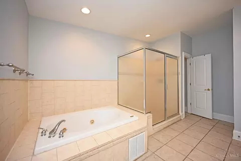 Bath - 208 Oak St, Cincinnati, OH 45219 photo 7 of 8