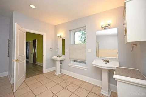 Bath - 208 Oak St, Cincinnati, OH 45219 photo 5 of 8