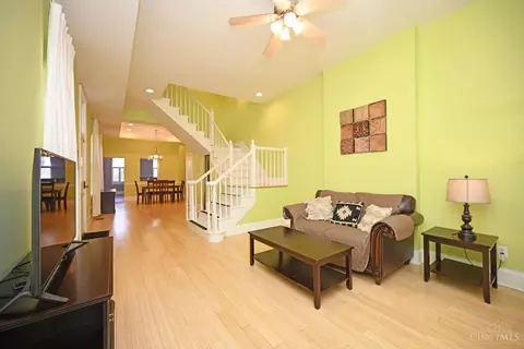 Living - 208 Oak St, Cincinnati, OH 45219 photo 1 of 2