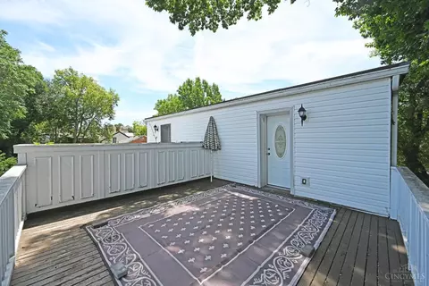 Exterior - 208 Oak St, Cincinnati, OH 45219 photo 10 of 11