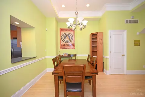 Dining - 208 Oak St, Cincinnati, OH 45219 photo 3 of 5