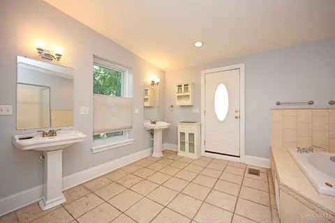 Bath - 208 Oak St, Cincinnati, OH 45219 photo 4 of 8