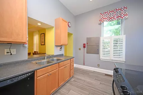 Kitchen - 208 Oak St, Cincinnati, OH 45219 photo 4 of 6