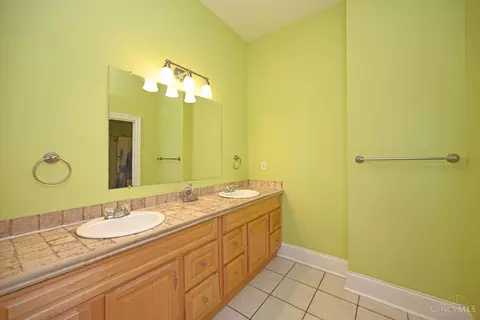 Bath - 208 Oak St, Cincinnati, OH 45219 photo 2 of 8
