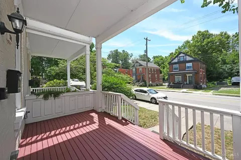 Exterior - 208 Oak St, Cincinnati, OH 45219 photo 4 of 11