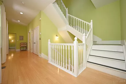 Entry Way - 208 Oak St, Cincinnati, OH 45219 photo 5 of 6