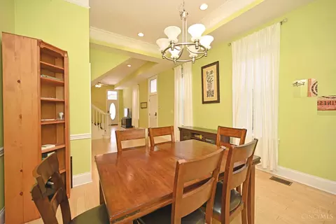 Dining - 208 Oak St, Cincinnati, OH 45219 photo 5 of 5