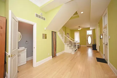 Entry Way - 208 Oak St, Cincinnati, OH 45219 photo 3 of 6