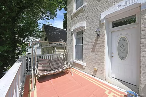 Exterior - 208 Oak St, Cincinnati, OH 45219 photo 6 of 11