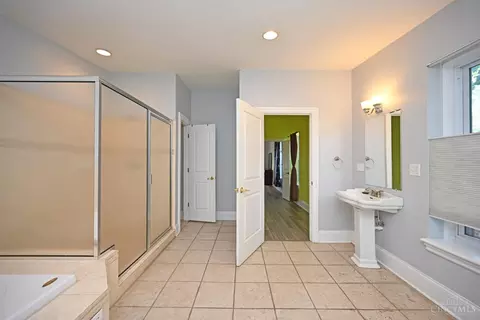 Bath - 208 Oak St, Cincinnati, OH 45219 photo 6 of 8