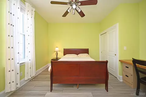 Bedroom - 208 Oak St, Cincinnati, OH 45219 photo 2 of 9