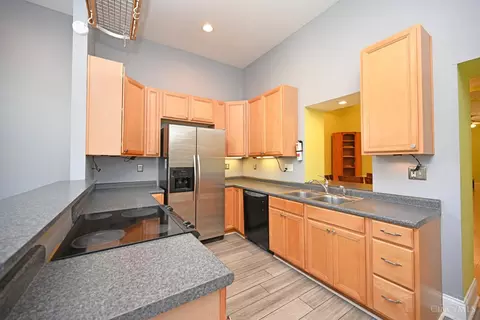 Kitchen - 208 Oak St, Cincinnati, OH 45219 photo 3 of 6