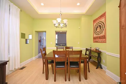 Dining - 208 Oak St, Cincinnati, OH 45219 photo 2 of 5