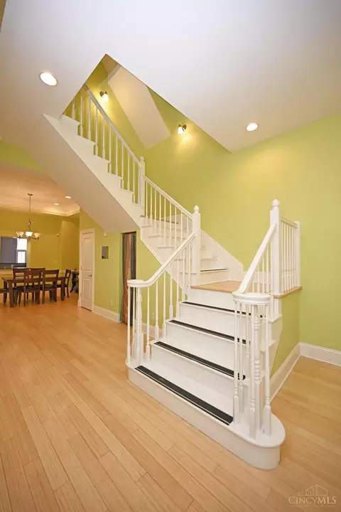 Entry Way - 208 Oak St, Cincinnati, OH 45219 photo 4 of 6