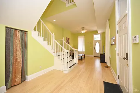 Entry Way - 208 Oak St, Cincinnati, OH 45219 photo 1 of 6