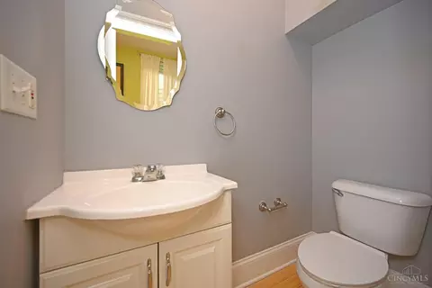 Bath - 208 Oak St, Cincinnati, OH 45219 photo 1 of 8