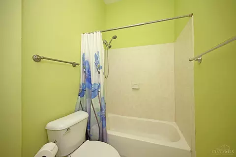 Bath - 208 Oak St, Cincinnati, OH 45219 photo 3 of 8