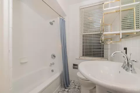 Bath - 2752 Willard Ave, Cincinnati, OH 45209 photo 3 of 3