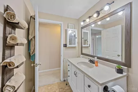 Bath - 705 Britt Pl, Mason, OH 45040 photo 2 of 3